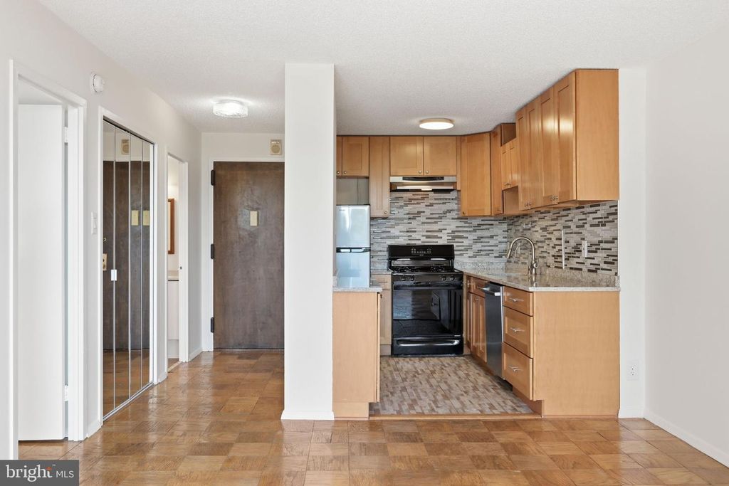 Image 12 of property listing at 5225 POOKS HILL RD #517N, Bethesda, MD 20814