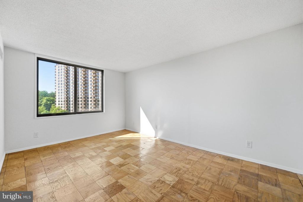 Image 13 of property listing at 5225 POOKS HILL RD #517N, Bethesda, MD 20814