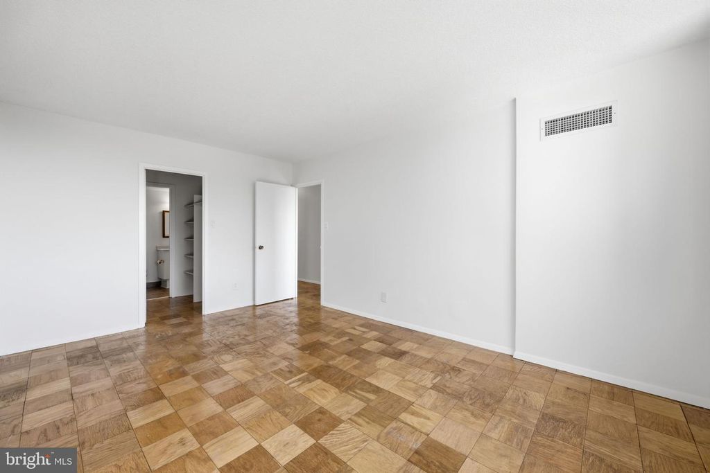 Image 14 of property listing at 5225 POOKS HILL RD #517N, Bethesda, MD 20814