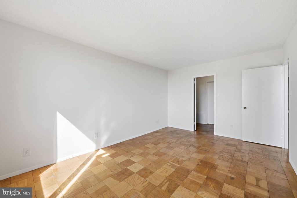 Image 15 of property listing at 5225 POOKS HILL RD #517N, Bethesda, MD 20814