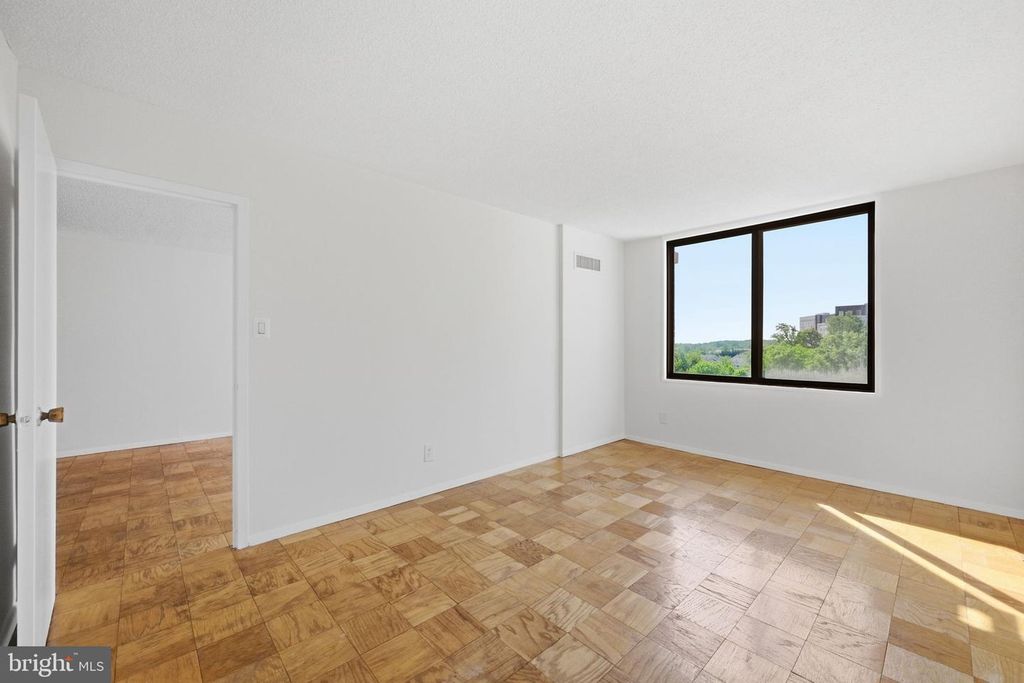 Image 16 of property listing at 5225 POOKS HILL RD #517N, Bethesda, MD 20814