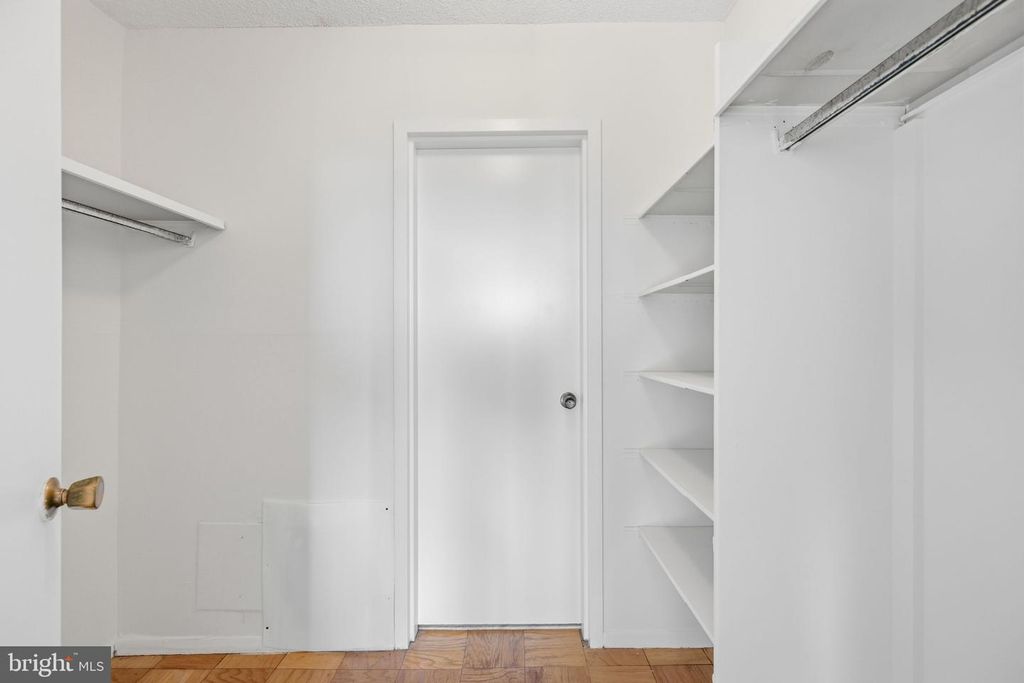 Image 17 of property listing at 5225 POOKS HILL RD #517N, Bethesda, MD 20814