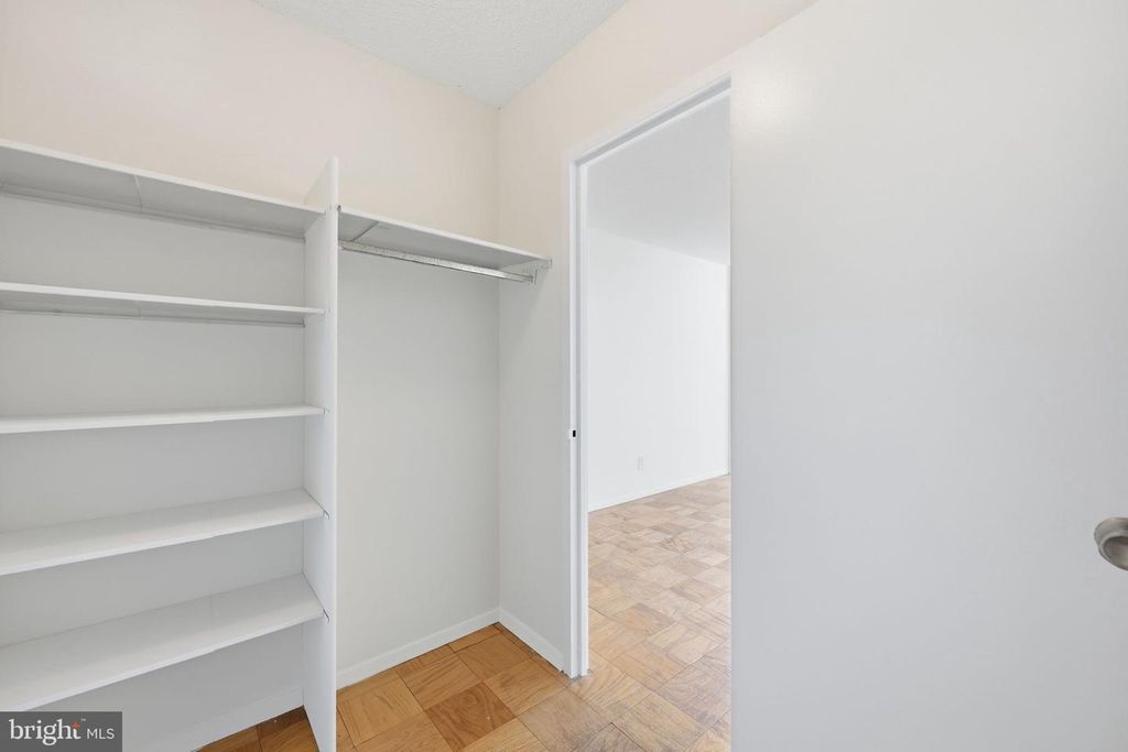 Image 18 of property listing at 5225 POOKS HILL RD #517N, Bethesda, MD 20814