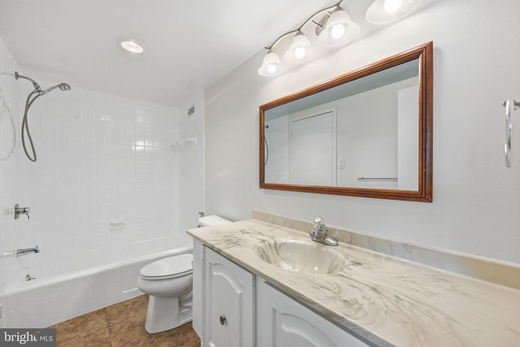 Image 19 of property listing at 5225 POOKS HILL RD #517N, Bethesda, MD 20814