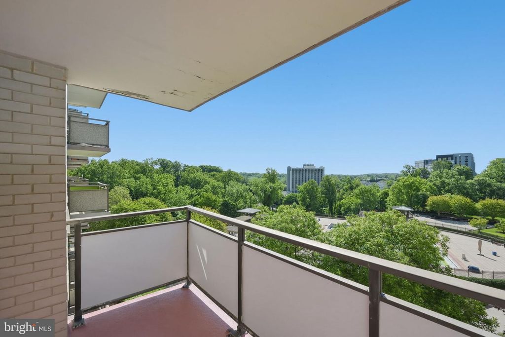 Image 2 of property listing at 5225 POOKS HILL RD #517N, Bethesda, MD 20814