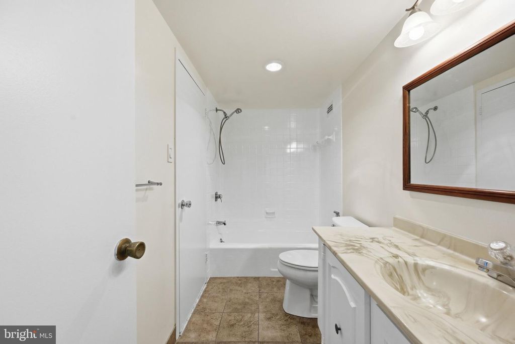 Image 20 of property listing at 5225 POOKS HILL RD #517N, Bethesda, MD 20814