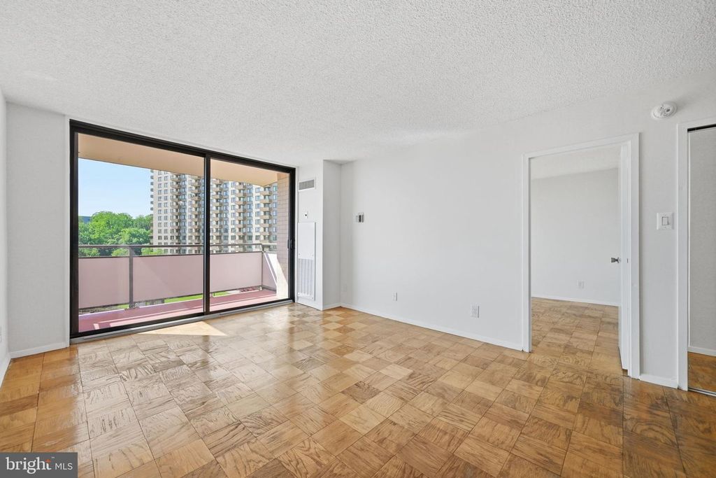 Image 22 of property listing at 5225 POOKS HILL RD #517N, Bethesda, MD 20814