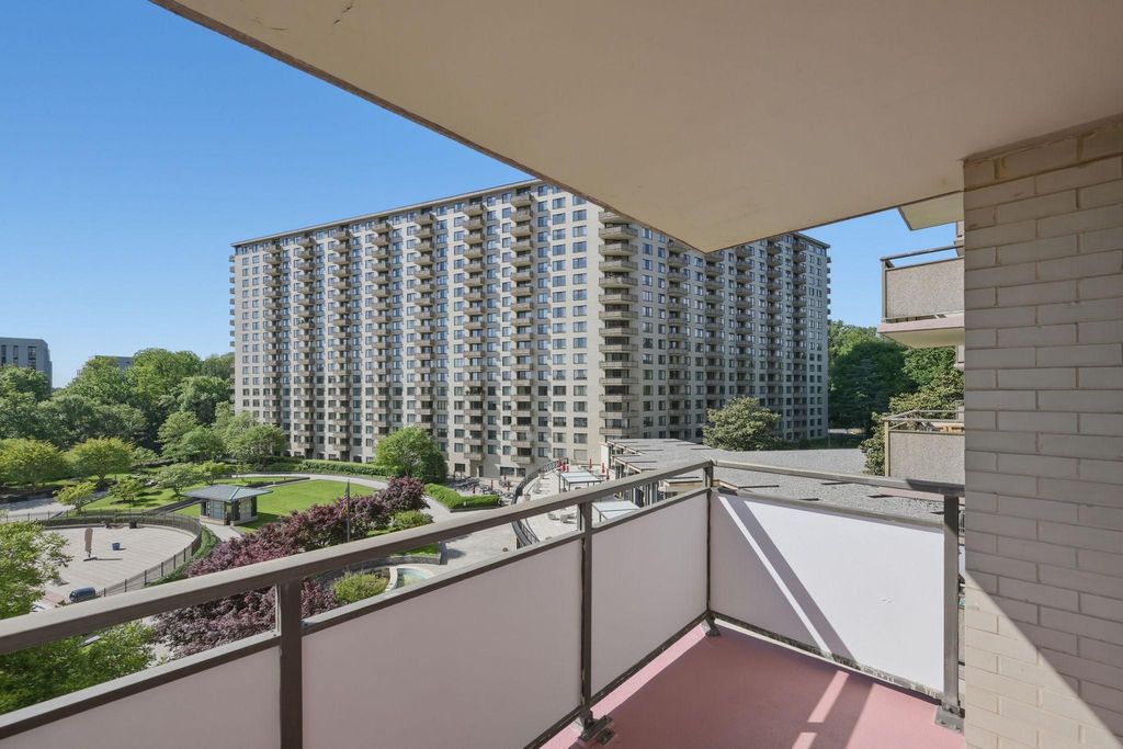 Image 23 of property listing at 5225 POOKS HILL RD #517N, Bethesda, MD 20814