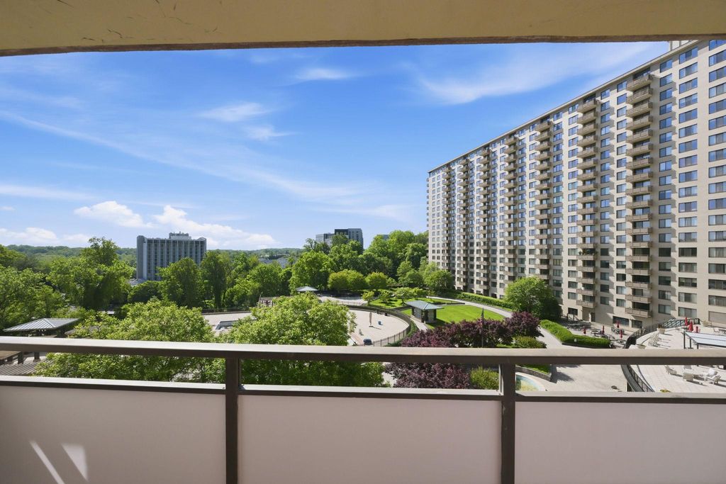 Image 24 of property listing at 5225 POOKS HILL RD #517N, Bethesda, MD 20814