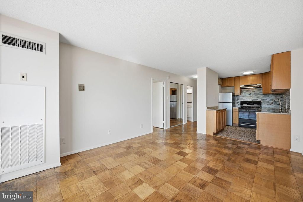 Image 3 of property listing at 5225 POOKS HILL RD #517N, Bethesda, MD 20814