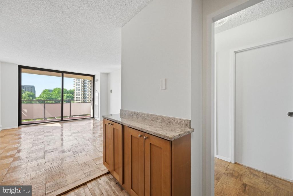 Image 4 of property listing at 5225 POOKS HILL RD #517N, Bethesda, MD 20814