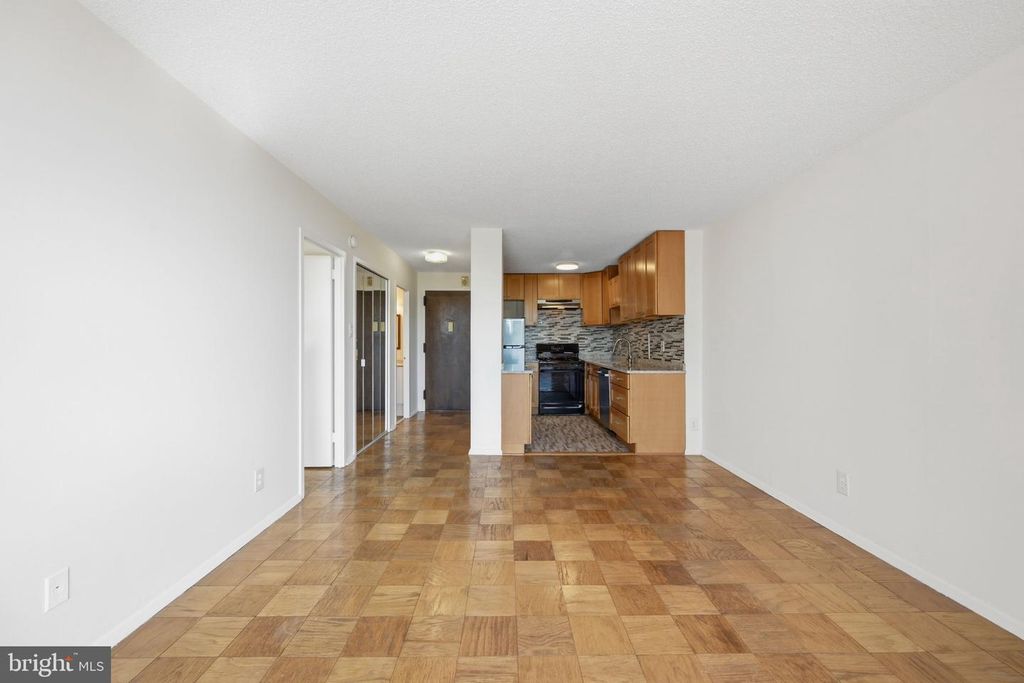 Image 6 of property listing at 5225 POOKS HILL RD #517N, Bethesda, MD 20814