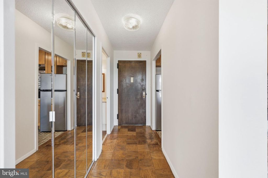 Image 7 of property listing at 5225 POOKS HILL RD #517N, Bethesda, MD 20814