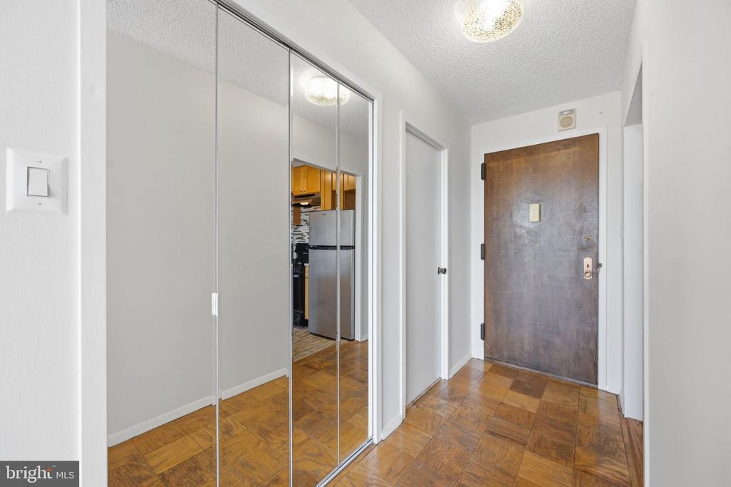 Image 8 of property listing at 5225 POOKS HILL RD #517N, Bethesda, MD 20814
