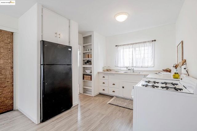 4801 Fairfax Ave, Oakland, CA 94601