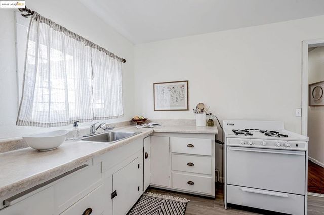 4801 Fairfax Ave, Oakland, CA 94601