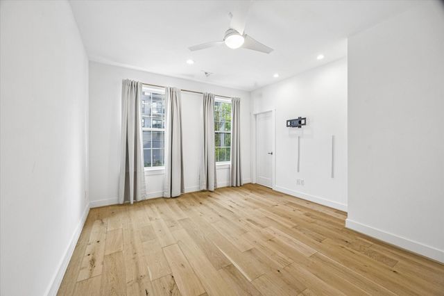 921 W 21st Street, Houston, TX 77008