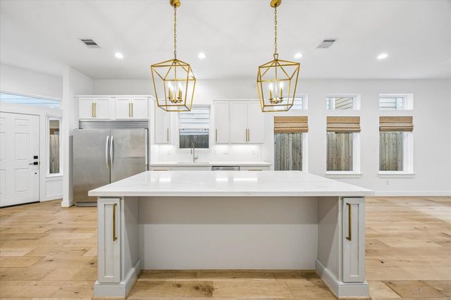 921 W 21st Street, Houston, TX 77008