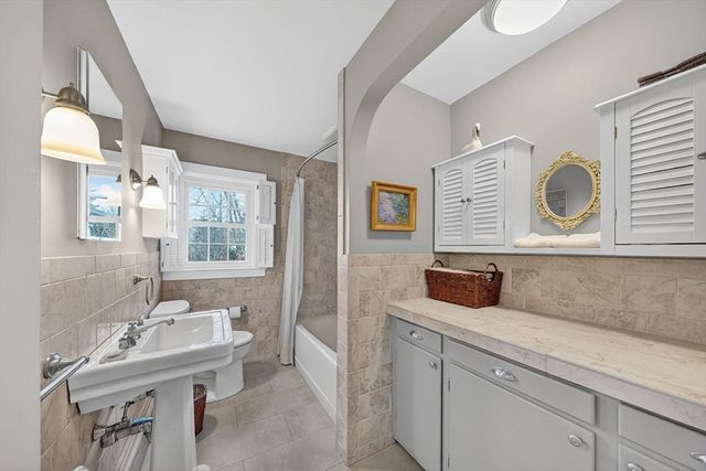 40 School St, Dartmouth, MA 02748