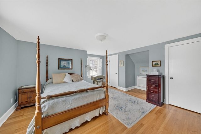 40 School St, Dartmouth, MA 02748