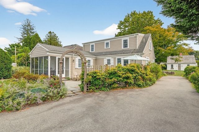 40 School St, Dartmouth, MA 02748