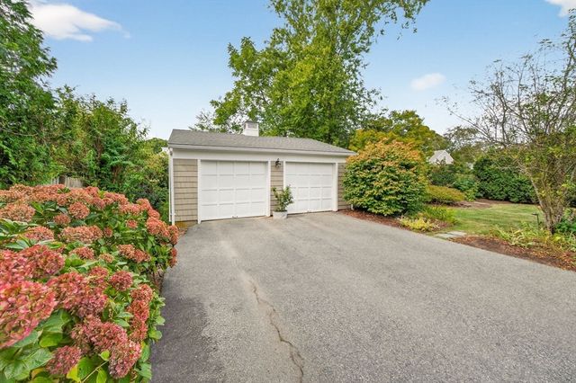 40 School St, Dartmouth, MA 02748