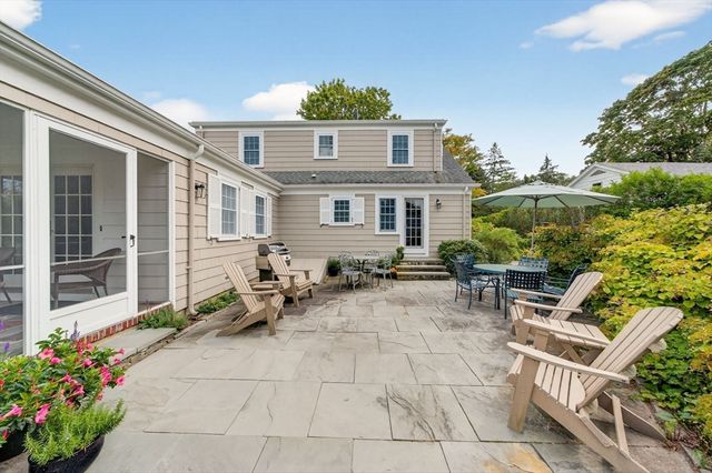 40 School St, Dartmouth, MA 02748