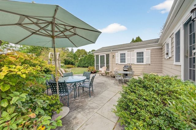 40 School St, Dartmouth, MA 02748