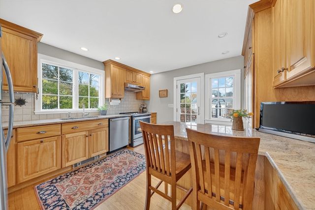 40 School St, Dartmouth, MA 02748