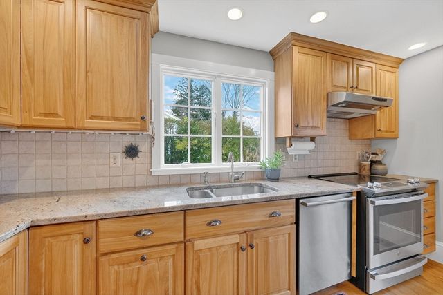 40 School St, Dartmouth, MA 02748