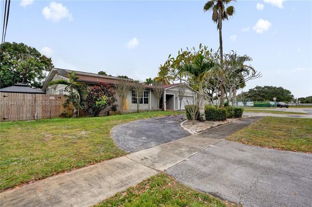5380 SW 8th Ct, Plantation, FL 33317