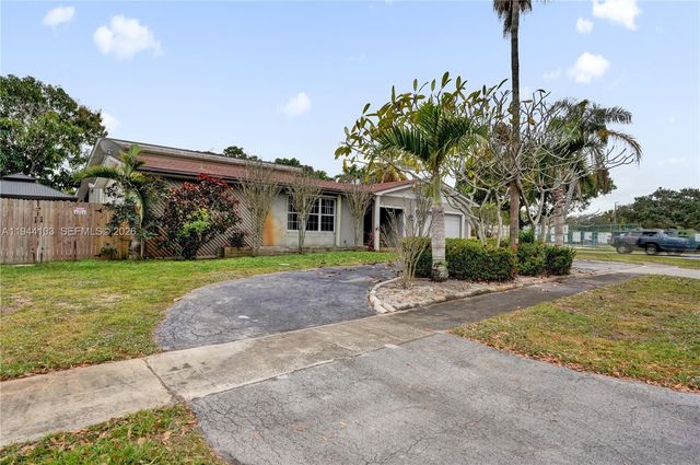 5380 SW 8th Ct, Plantation, FL 33317