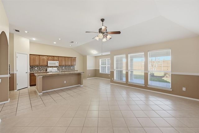 421 Kingfisher Lane, Arlington, TX 76002