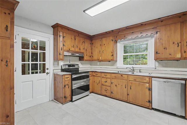 616 E Lynn Shores CIR, Virginia Beach, VA 23452