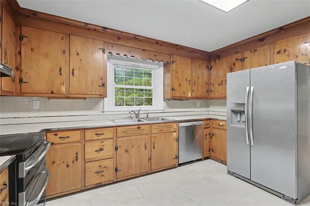 616 E Lynn Shores CIR, Virginia Beach, VA 23452