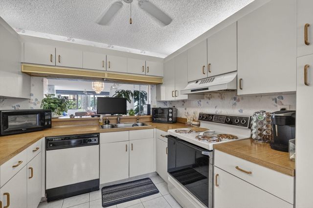 10806 W Clairmont Circle 108, Tamarac, FL 33321