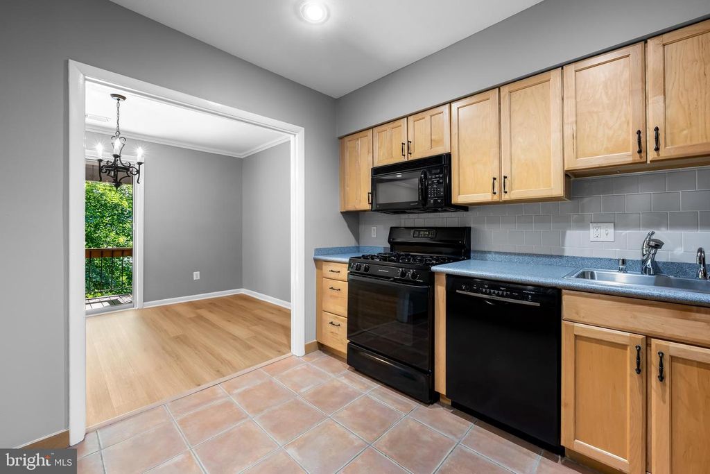 Image 10 of property listing at 16 CROSS KEYS RD #16E, Baltimore, MD 21210