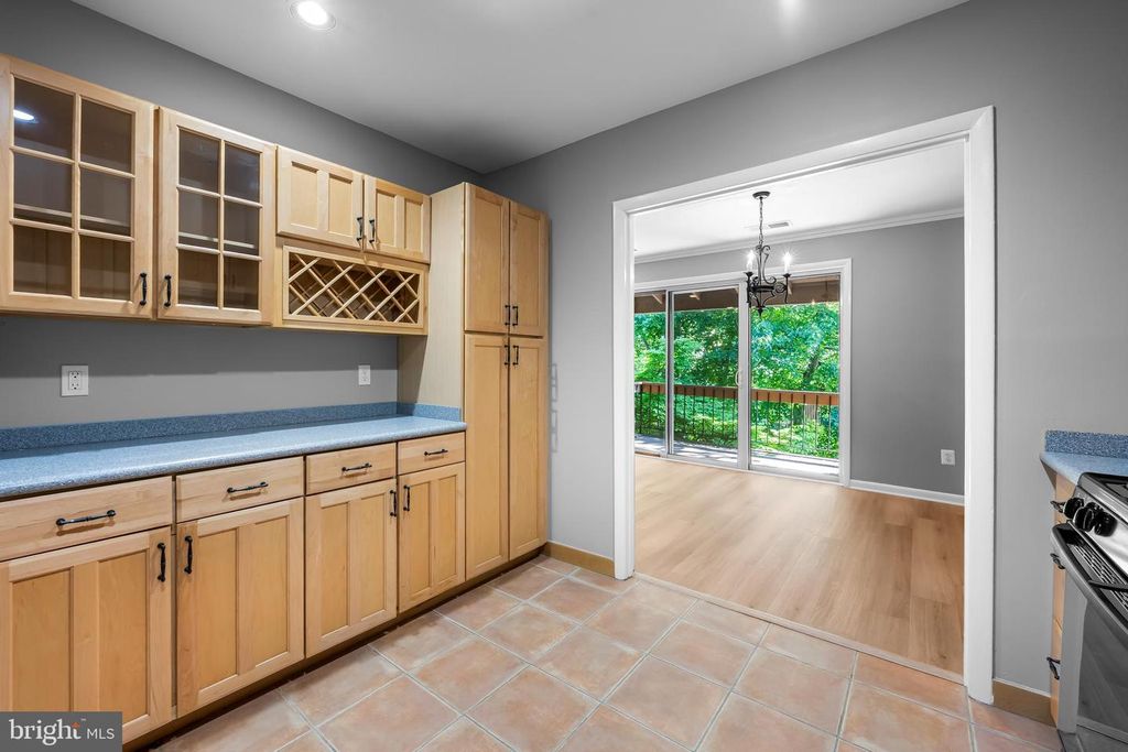 Image 11 of property listing at 16 CROSS KEYS RD #16E, Baltimore, MD 21210