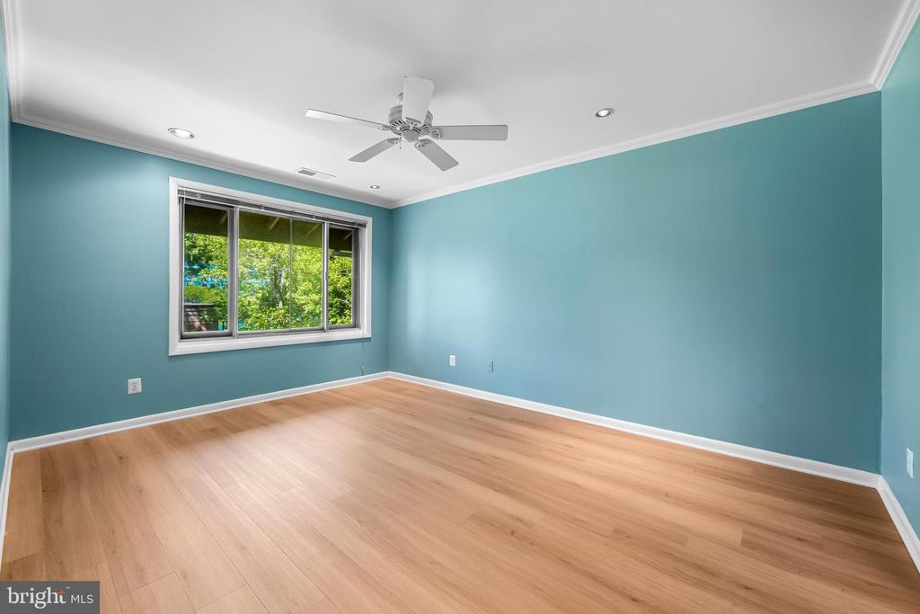 Image 17 of property listing at 16 CROSS KEYS RD #16E, Baltimore, MD 21210