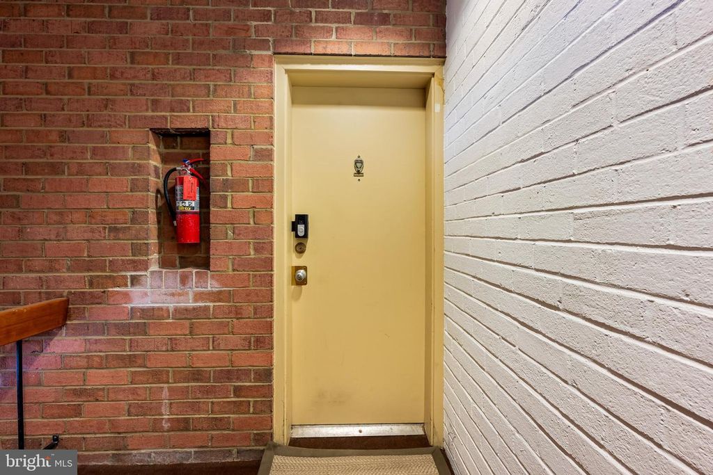 Image 2 of property listing at 16 CROSS KEYS RD #16E, Baltimore, MD 21210