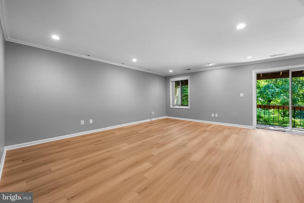 Image 3 of property listing at 16 CROSS KEYS RD #16E, Baltimore, MD 21210