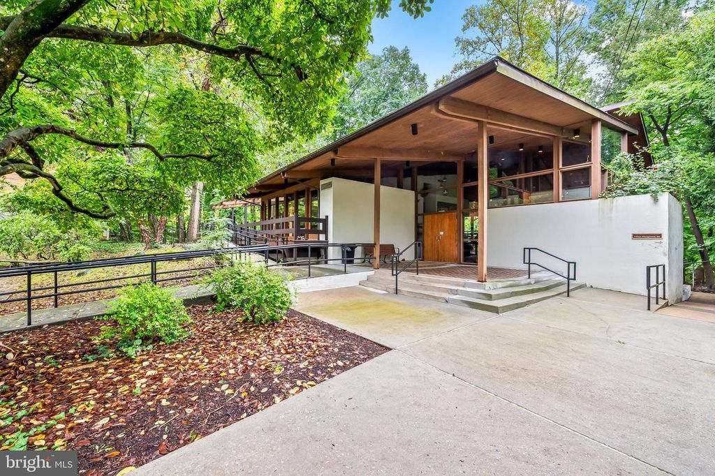 Image 32 of property listing at 16 CROSS KEYS RD #16E, Baltimore, MD 21210