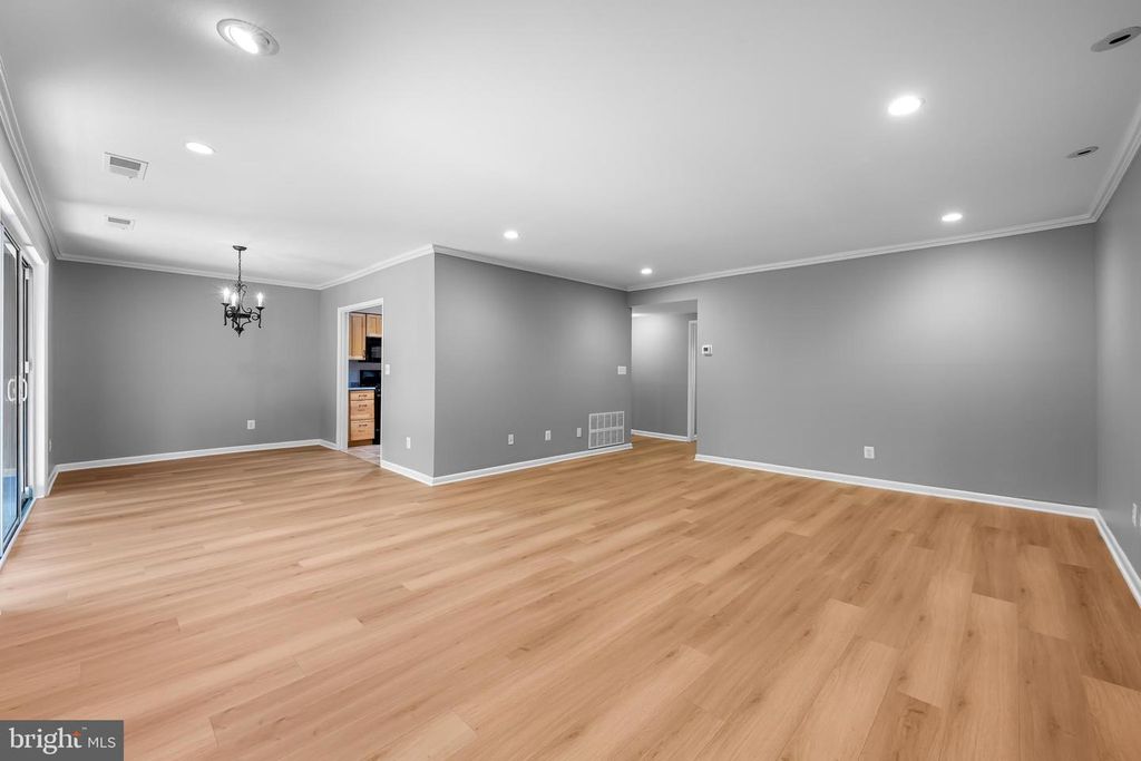 Image 4 of property listing at 16 CROSS KEYS RD #16E, Baltimore, MD 21210
