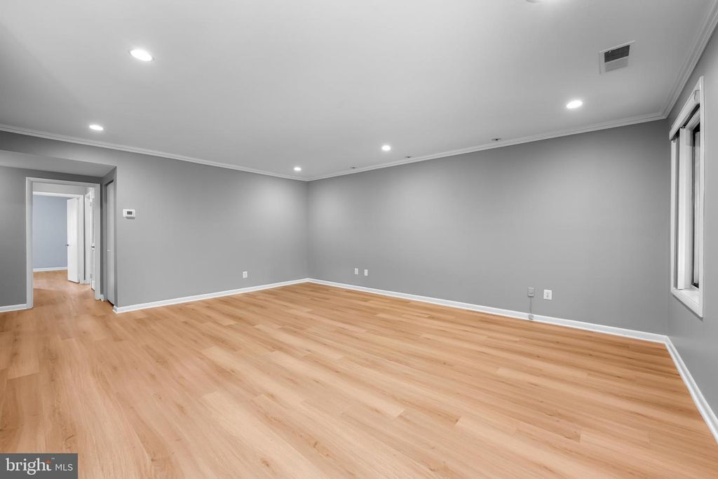 Image 5 of property listing at 16 CROSS KEYS RD #16E, Baltimore, MD 21210