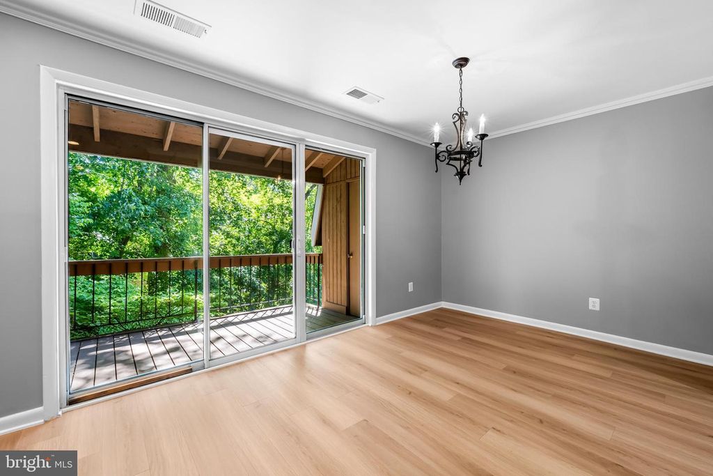 Image 6 of property listing at 16 CROSS KEYS RD #16E, Baltimore, MD 21210