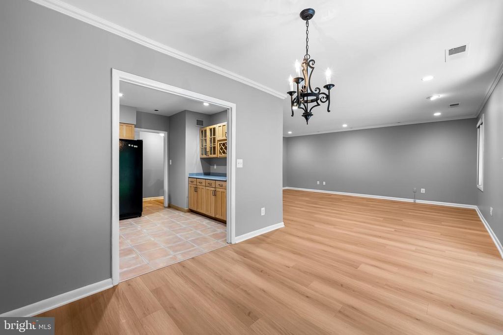 Image 7 of property listing at 16 CROSS KEYS RD #16E, Baltimore, MD 21210