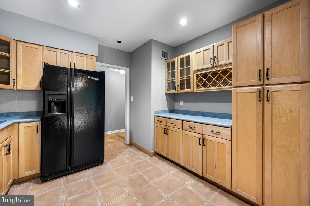 Image 8 of property listing at 16 CROSS KEYS RD #16E, Baltimore, MD 21210