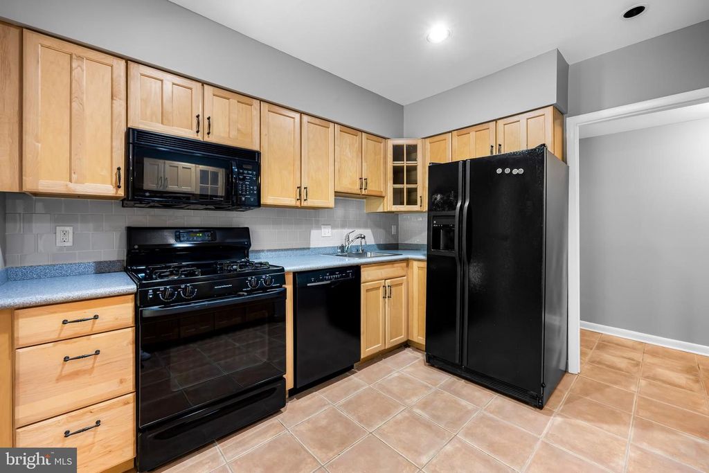 Image 9 of property listing at 16 CROSS KEYS RD #16E, Baltimore, MD 21210