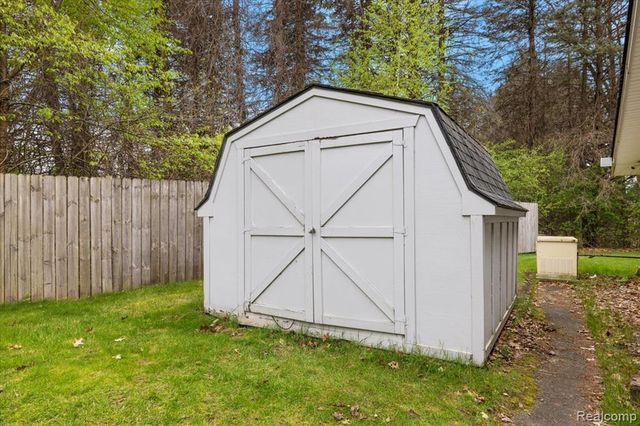 865 N Lapeer Road, Lake Orion, MI 48362
