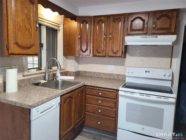 6 North Road, East Lyme, CT 06357